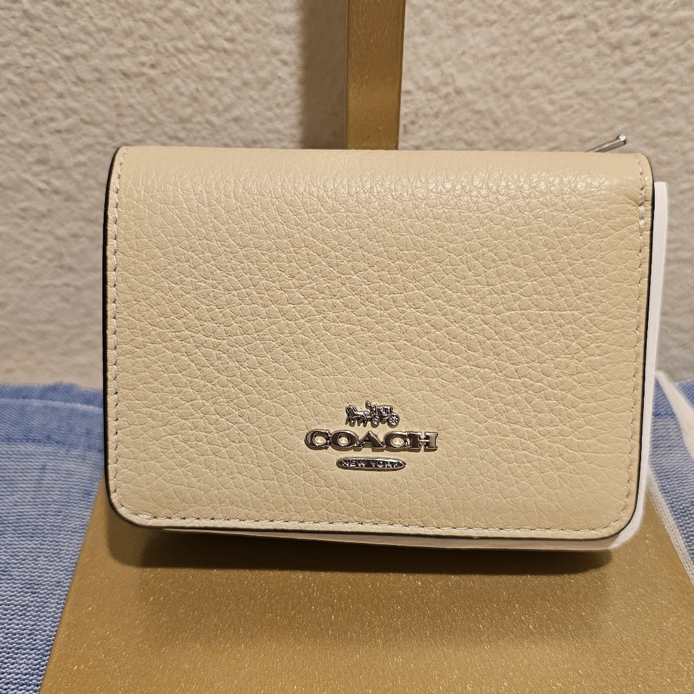 Coach Cream Leather Women's Trifold Wallet With Detachable Cc Holder